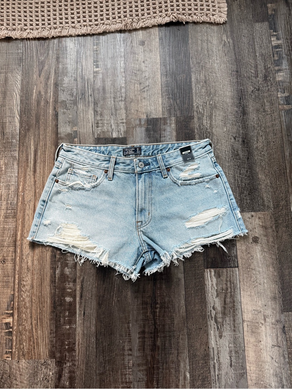 Abercrombie & Fitch Light Wash Low Rise Denim Shorts (28)